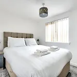 Guestready - Serene 2Br Home W Yard & Parking - Sleeps Up To 6